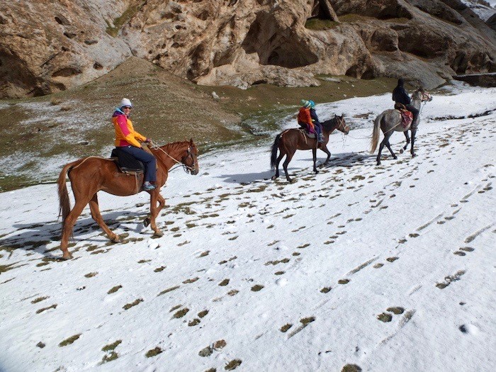 Balade cheval neige famille enfant Kirghizistan montagne 