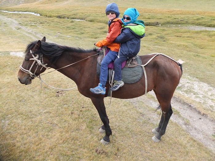 Balade à cheval Kirghizistan enfant famille Naryn Tash Rabat