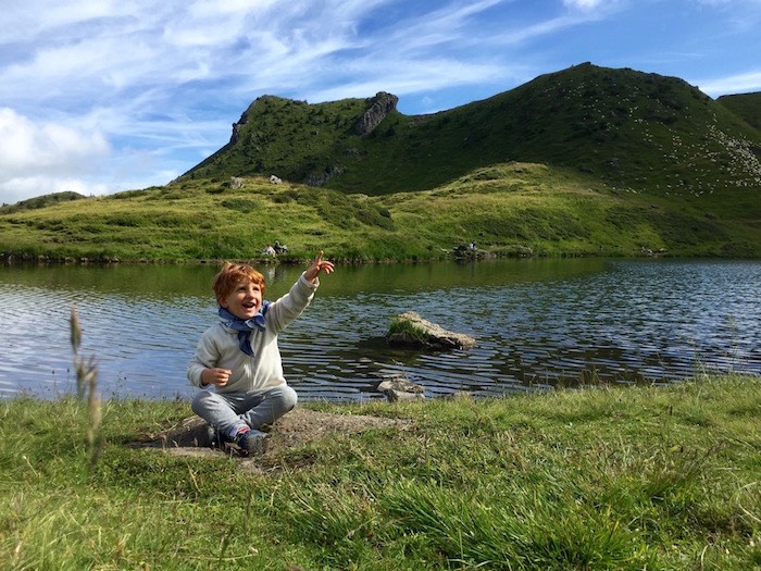 Image enfant au lac vert valais suisse dents du midi