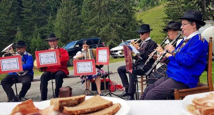 dégustation spécialités dent du midi orchestre Alpenmusic suisse