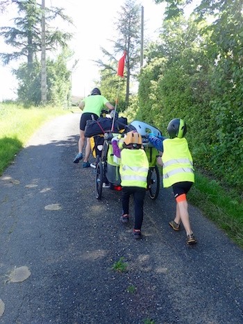 Famille randonnee à velo avec enfants tandem