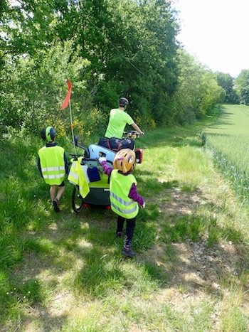 Famille randonnee à velo avec enfants