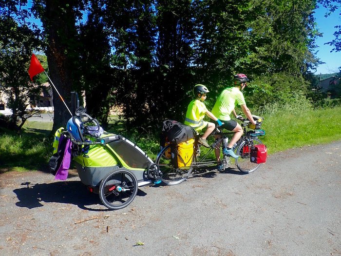 Famille en randonnee à velo en tandem avec enfant