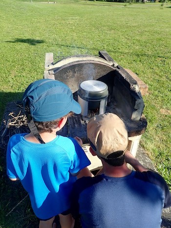 Enfant cuisine avec rechaud a bois