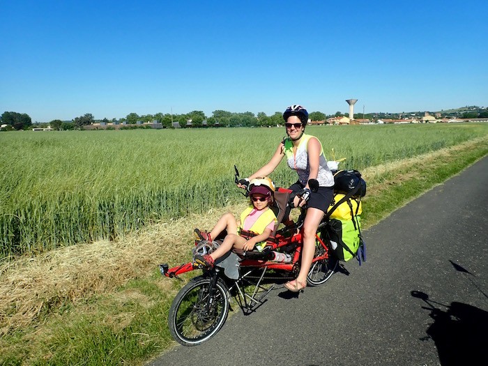 Mere et fille randonnée a velo en tandem