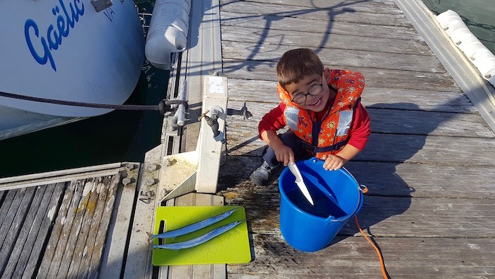 Enfant peche poisson bretagne