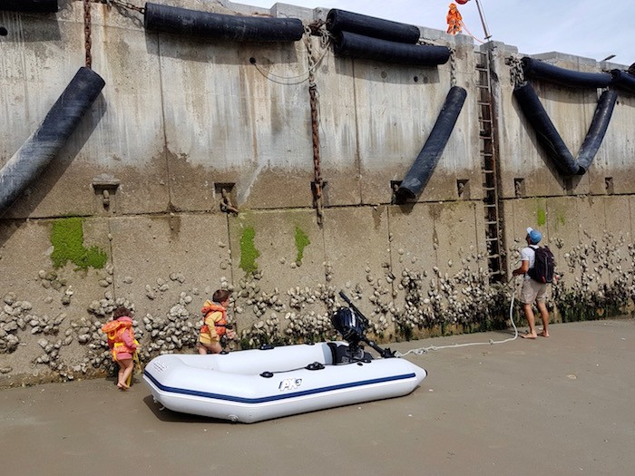 Famille bateau port enfant