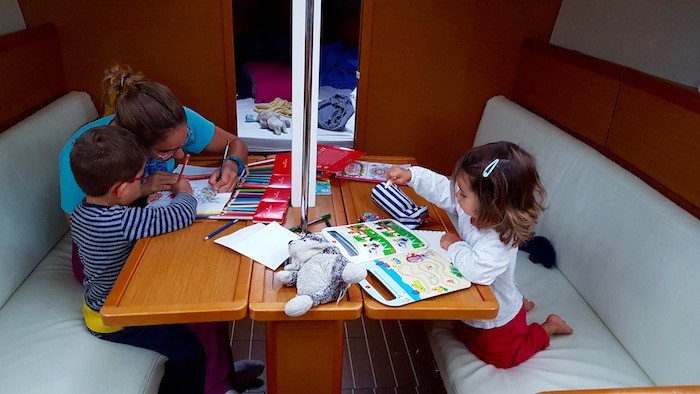 Famille activité sur un bateau