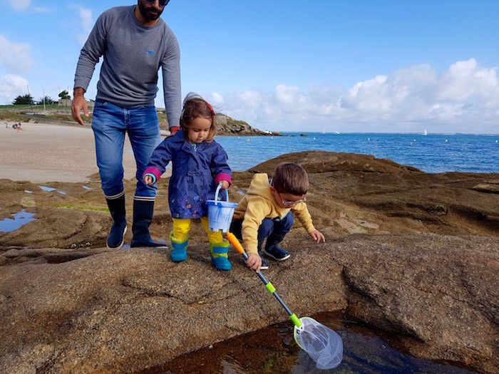 enfants famille peche epuisette bretagne