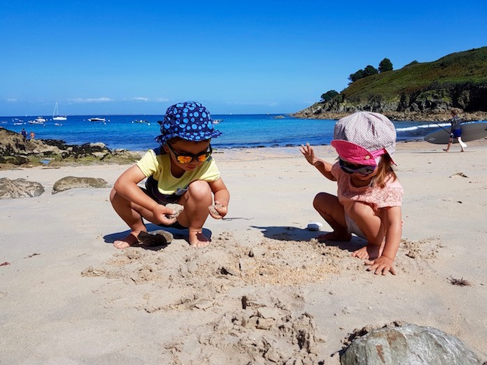 enfant joue sable plage chateau sable