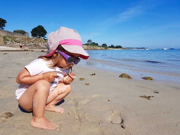 Enfant plage sable bretagne 