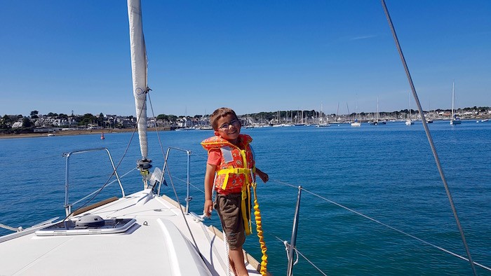 Enfant gilet de sauvetage longe sécurité bateau
