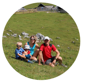 Famille Brion dans la nature avec enfants à la montagne