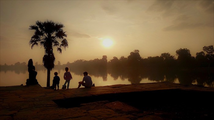 levé soleil cambodge temple Angkor famille