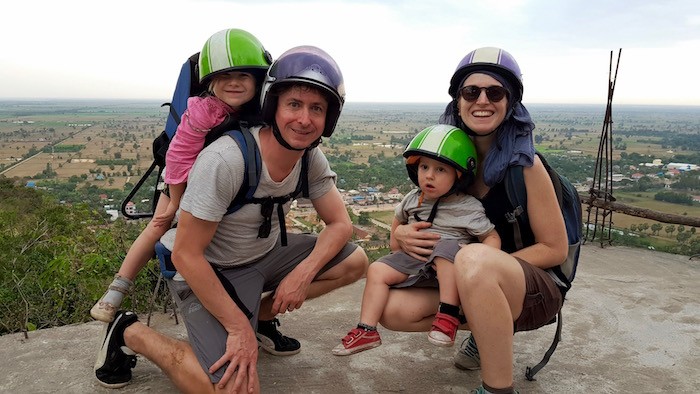 Famille en voyage au cambodge en scooter