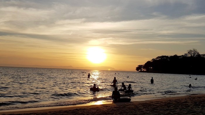 couché de soleil cambodge plage kep famille