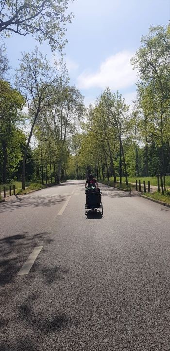 Famille à vélo sur la vélodysée avec charette vélo enfant