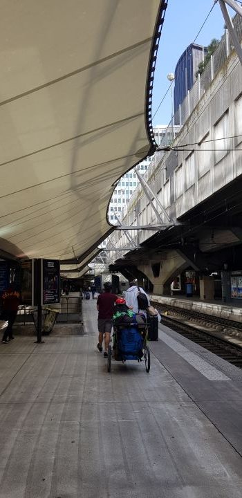 Famille à vélo sur la vélodysée avec charette vélo enfant