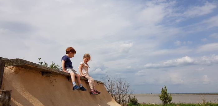 Deux enfants jouant au parc étoilé le long de la vélodyssée 