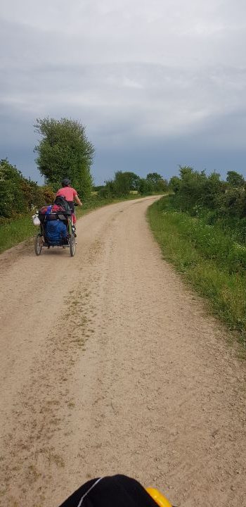 Famille à vélo sur la vélodysée avec charette vélo enfant