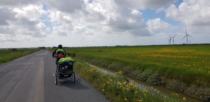 Famille sur la route en voyage à vélo