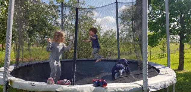 Enfant jouant sur un trampoline