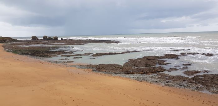 Plage déserte en vendée en famille