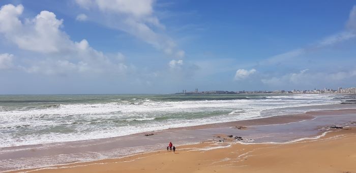 Plage de vendée en famille, ciel bleu 