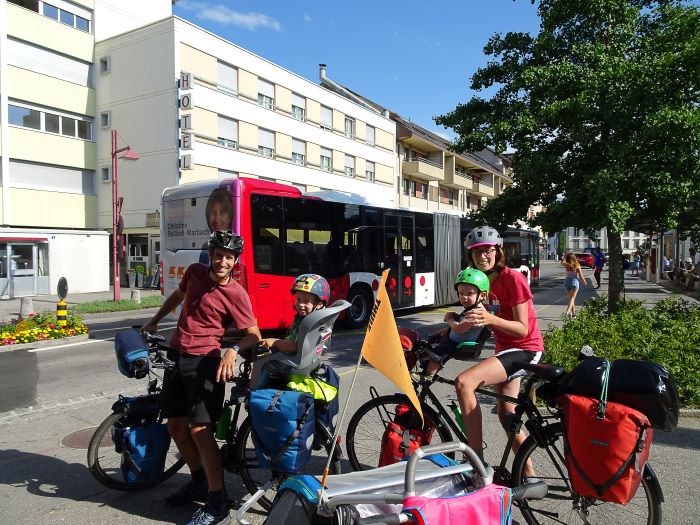 Bulle Suisse à vélo en famille