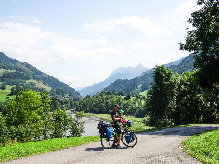 Suisse à vélo en famille paysage