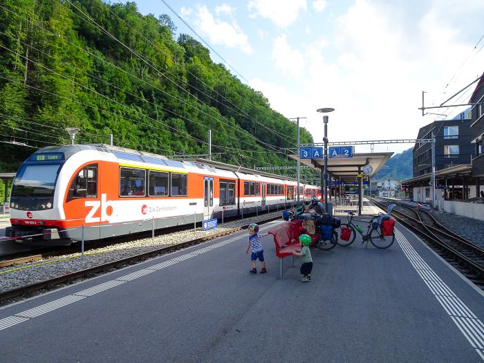 Suisse à vélo en famille train interlaken 