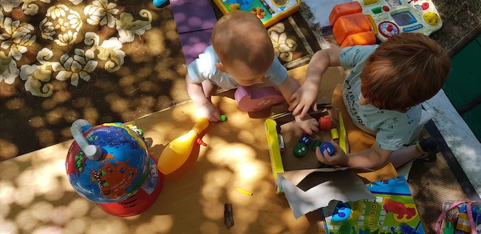 Enfants et leur jouets en train de jouer dehors 