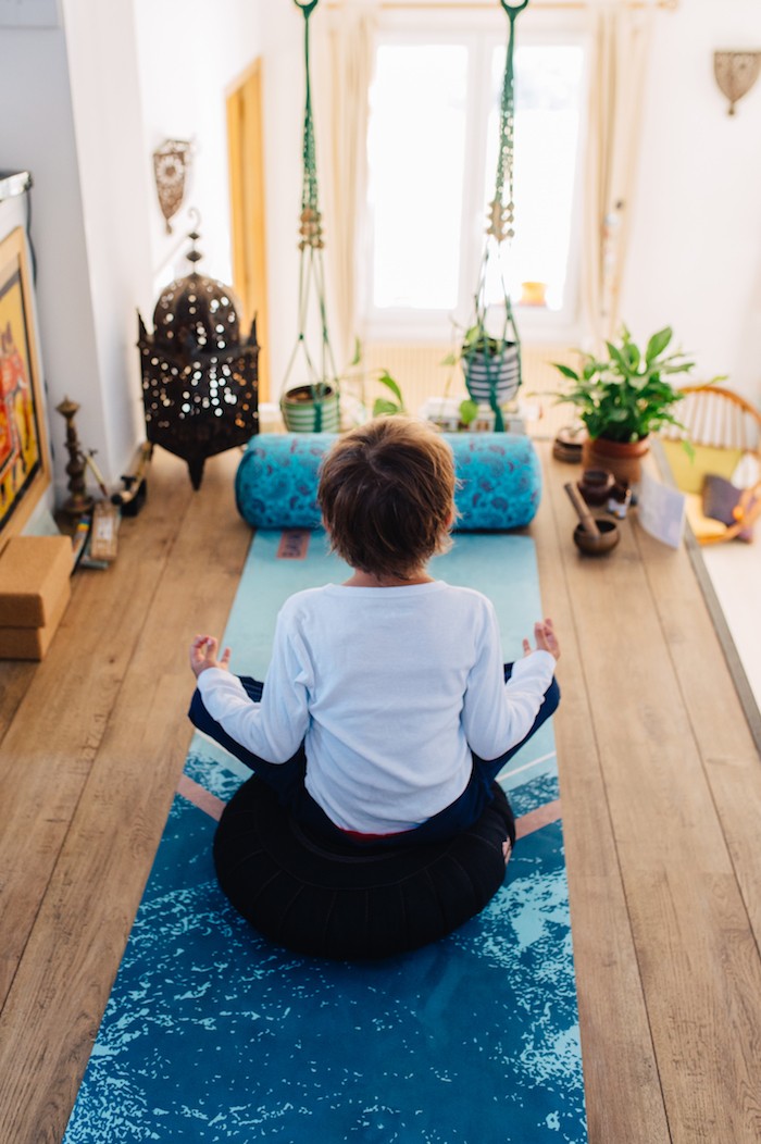 Enfant en train de faire du yoga