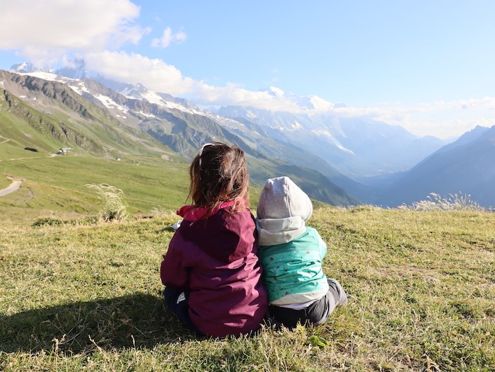 Enfants en randonnée dans les alpes