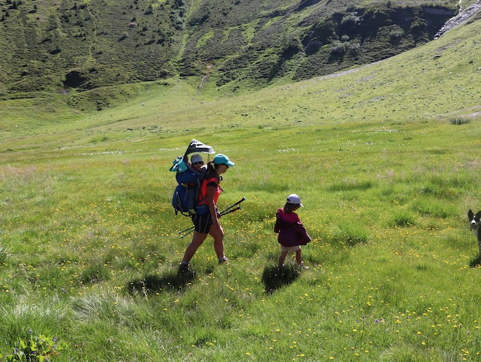 famille en randonnée dans les alpes