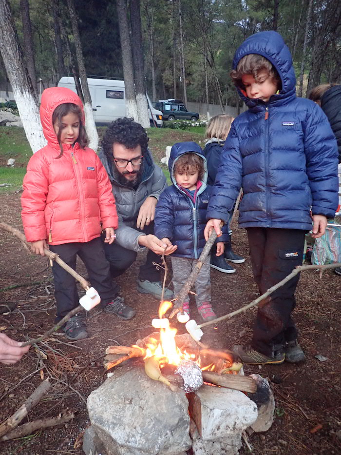 feu de camp en famille et marshmallow grillés