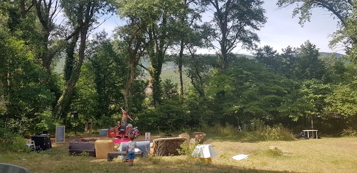 Répétition de spectacle devant les enfants en pleine nature