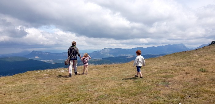 Balade en pleine nature avec les enfants. Vue panoramique 