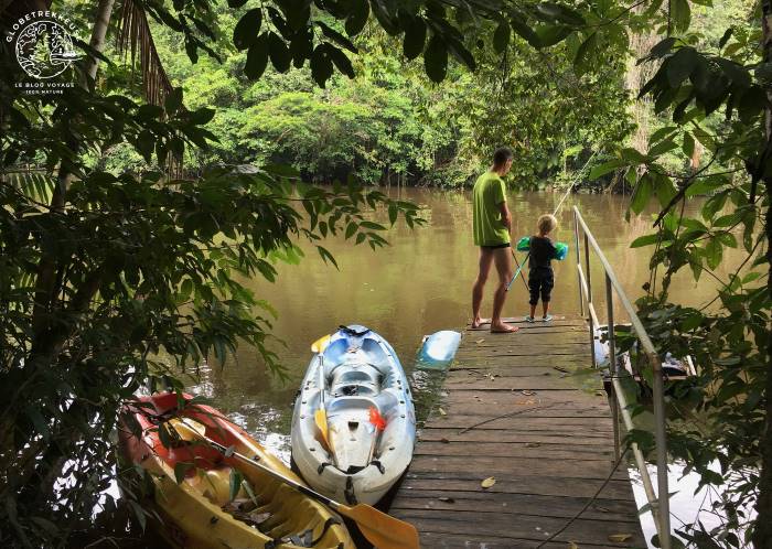 Pere et fils en guyane faisant du canoe