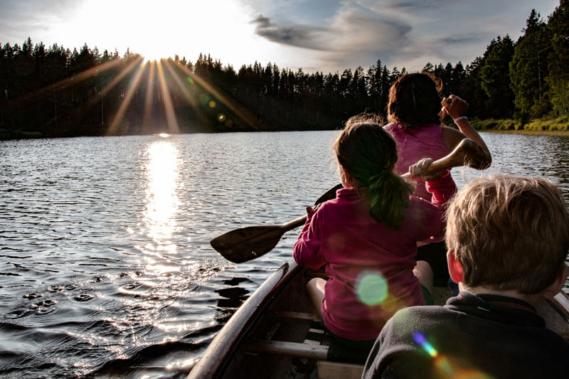 voyage en laponie ne famille et canoe sur un lac