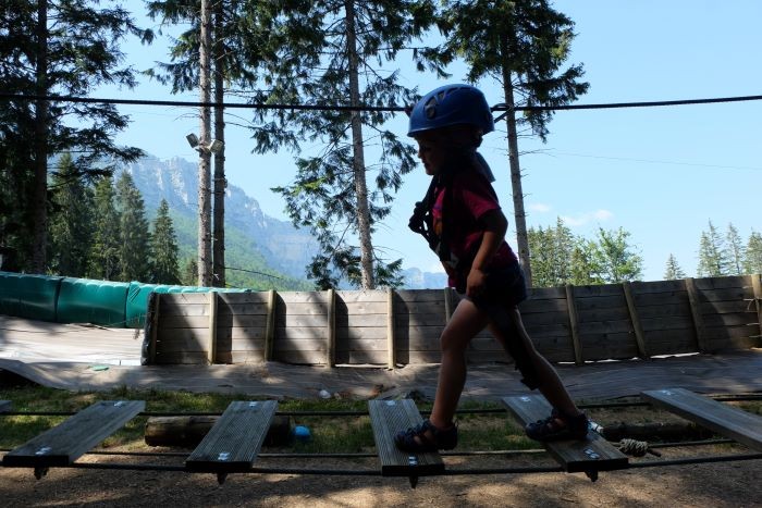 Enfant dans l'accrobranche du col de marcieu