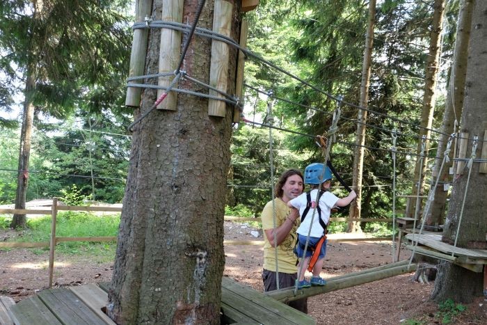 Enfant dans l'accrobranche du col de marcieu