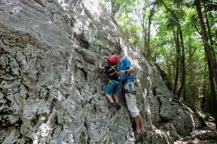 famille et enfant pratiquant l'escalade dans les gorges du crossey