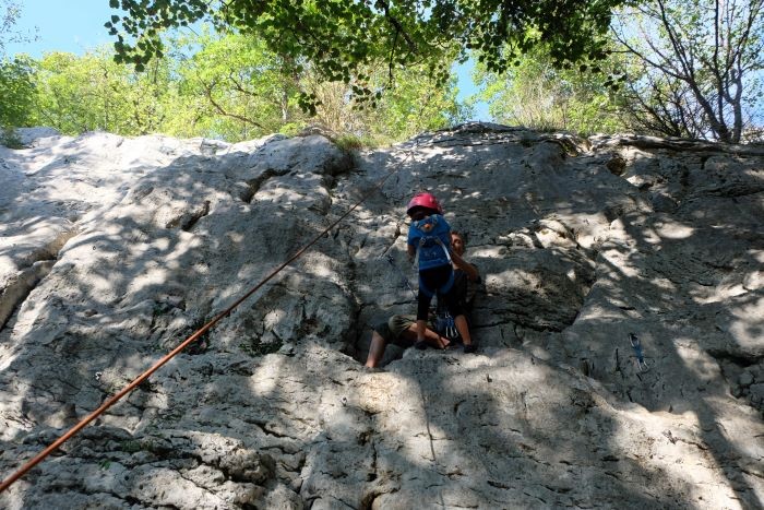 famille et enfant pratiquant l'escalade dans les gorges du crossey 