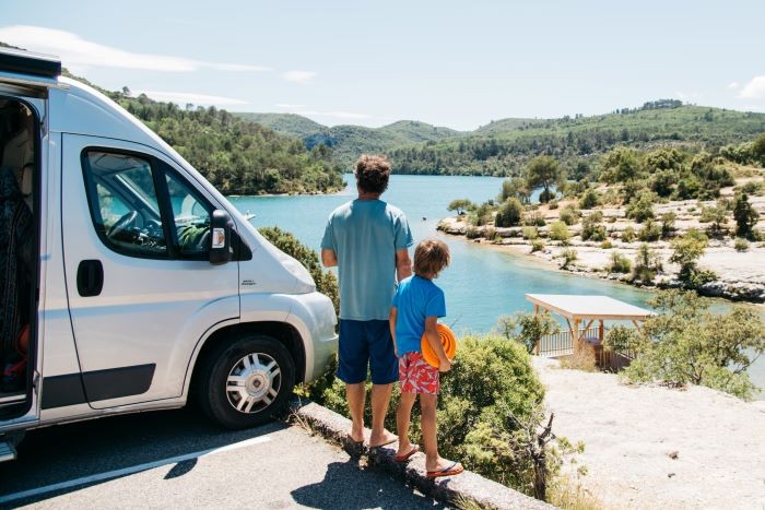 famille en roadtrip en van dans les gorges du verdon