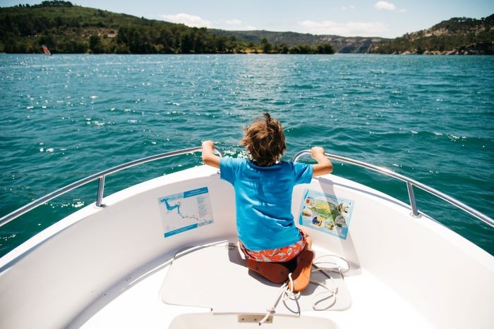 enfant sur bateau gorge du verdon