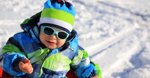 Habiller bébé pour le ski : nos 5 conseils clé