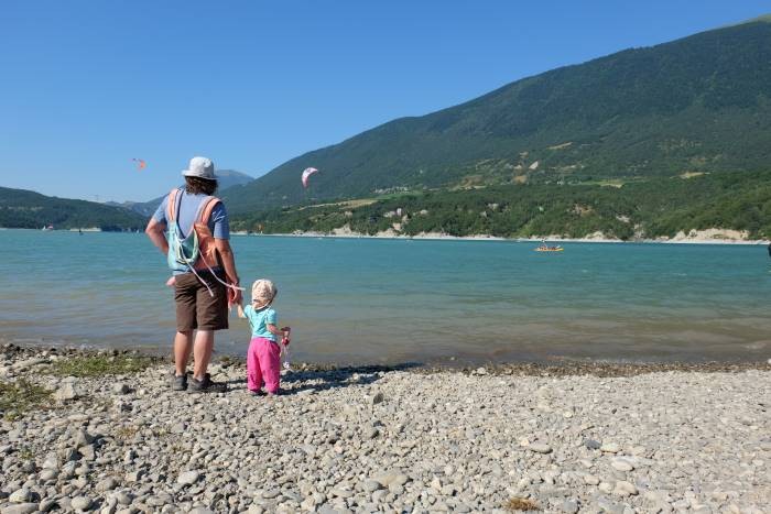 famille en randonnée autour du lac de montaynard