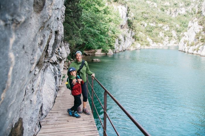 famille au bord de l'eau gorge du verdon