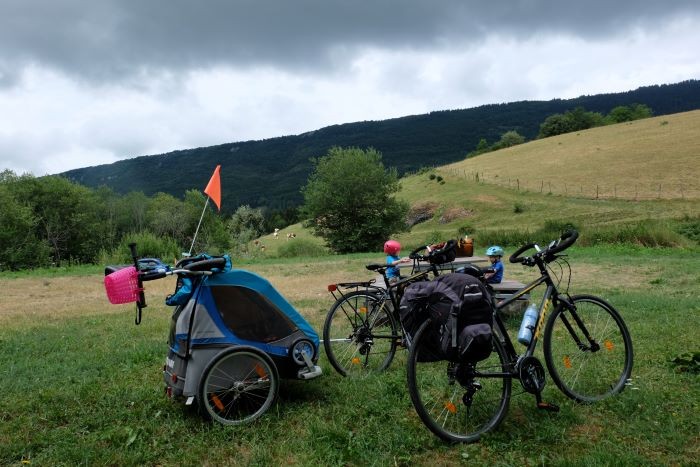 famille à vélo sur la via vercors 